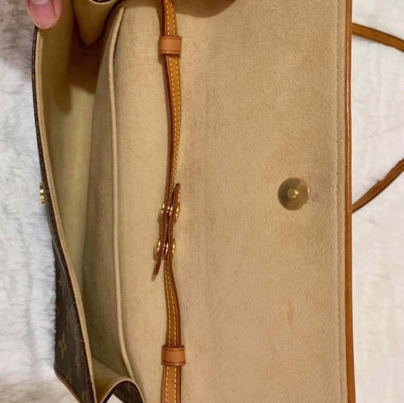 Pre Loved Louis Vuitton Pochette Twin - Picture 2 of 6